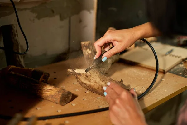 Elektrikli Ahşap Aletler Kullanan Bir Kadın Mezar Kazıcı Yapımı Eşyalar — Stok fotoğraf