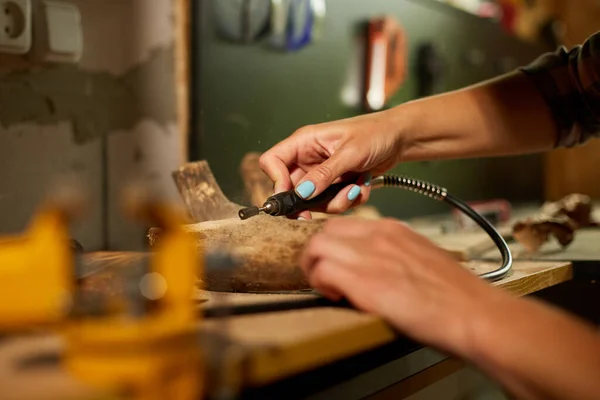 Θηλυκό Που Χρησιμοποιεί Εργαλεία Ξυλογλυπτικής Σκαλίζοντας Κατά Την Κατασκευή Δημιουργώντας — Φωτογραφία Αρχείου