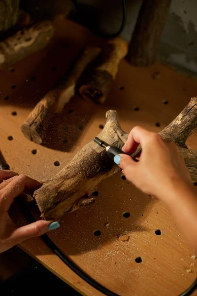 Kobieta Korzystająca Narzędzi Mechanicznych Obróbki Drewna Grawerowanie Rzeźbienie Podczas Rzemiosła — Zdjęcie stockowe