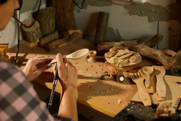 Female Using Power Working Tools Graver Wooden Utensils Spoon Carving — Stockfoto