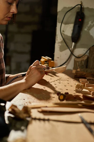Frauen Verwenden Elektrowerkzeuge Graveur Für Hölzerne Utensilien Löffel Schnitzerei Schleifmaschine — Stockfoto