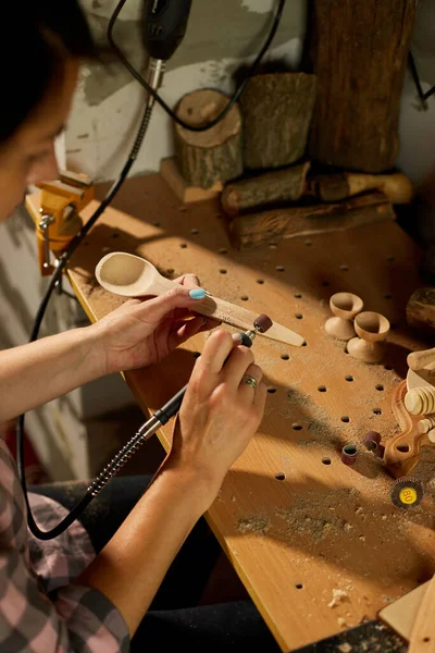 Female Using Power Working Tools Graver Wooden Utensils Spoon Carving — Stockfoto