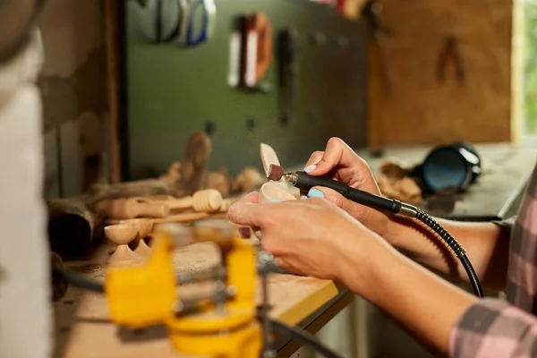 Female Using Power Working Tools Graver Wooden Utensils Spoon Carving — Stock Photo, Image
