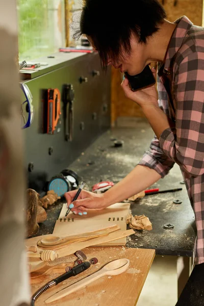 Cheerful Carpenter Woman Discussing Order Details Her Customer Smartphone Makes — 스톡 사진