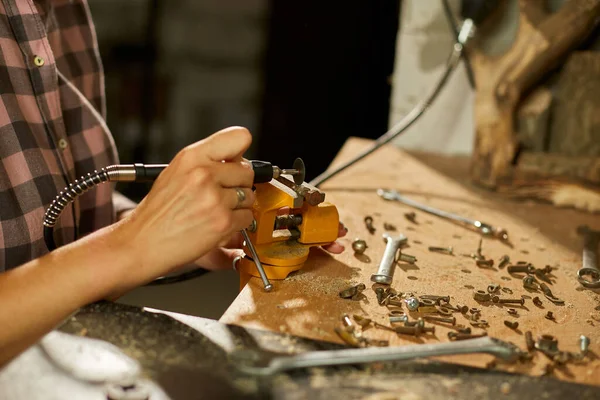 パワーワーク研削盤を使用して女性は 女性の手は金属ナットを研削 ワークショップでボルト 金属加工で火花 — ストック写真
