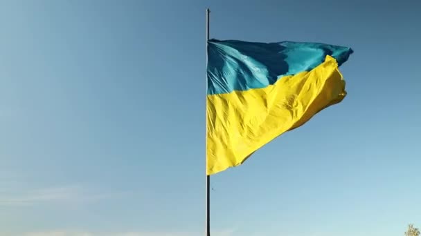 Grote Oekraïne Vlag Nationaal Symbool Zwaaien Wind Blauwe Lucht Oost — Stockvideo