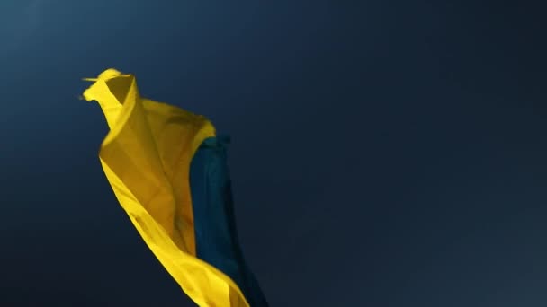 Gran Bandera Ucrania Símbolo Nacional Ondeando Viento Cielo Azul Europa — Vídeos de Stock