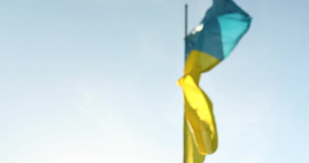 Gran Bandera Ucrania Símbolo Nacional Ondeando Viento Cielo Azul Europa — Vídeos de Stock