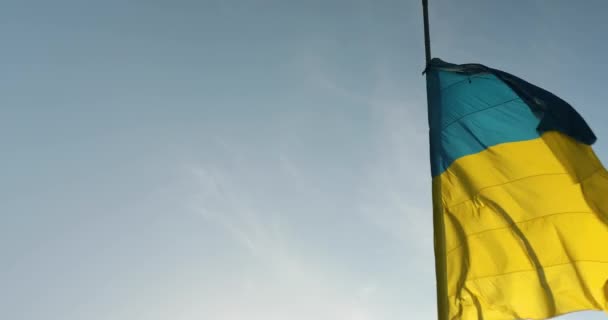 Simbol Besar Ukraina Mengibarkan Bendera Nasional Dalam Angin Langit Biru — Stok Video