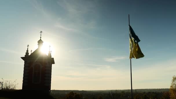 Büyük Ukrayna Bayrağı Kilisenin Yakınlarındaki Günbatımında Rüzgarda Sallanıyor Doğu Avrupa — Stok video