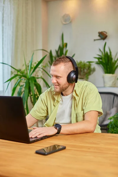 Happy Man Słuchawkach Bezprzewodowych Oglądać Webinar Trening Kurs Lekcje Laptopie — Zdjęcie stockowe