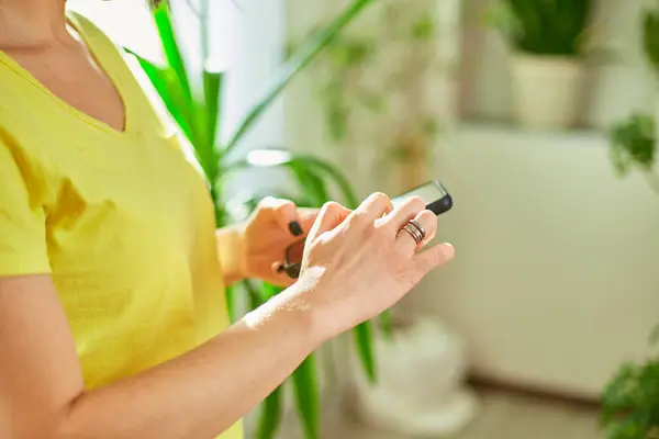 Kobieta Przesuń Palcem Pomocą Aplikacji Mobilnej Wewnątrz Wpisując Tekst Mężczyzna — Zdjęcie stockowe