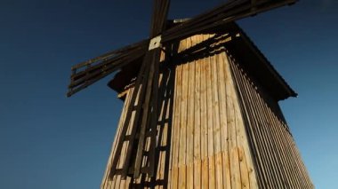 Eski ahşap değirmen Ukrayna mimarisi, Ukrayna tarihi, mavi gökyüzü