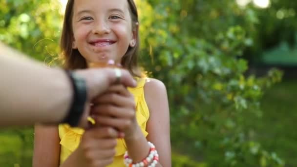 Szczęśliwa Dziewczyna Aparatem Zęby Jedząca Włoskie Lody Ojciec Zabrał Ona — Wideo stockowe