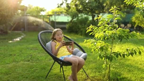 Glückliches Kind Mädchen Spielt Spiel Mit Dem Handy Park Freien — Stockvideo