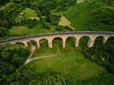 Ukrayna 'nın Ternopil bölgesindeki Plebanivka köyündeki Avusturya-Macaristan demiryolu köprüsünün havadan görünüşü Ukrayna' daki seyahat görüş noktaları