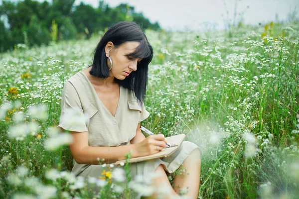 Kobieta Długopisem Lub Malarstwem Pismo Notatniku Kwitnącej Łące Wsi Świeżym — Zdjęcie stockowe