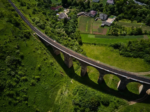 Αεροφωτογραφία Μιας Παλιάς Σιδηροδρομικής Γέφυρας Αυστροουγγρική Σιδηροδρομική Γέφυρα Στο Χωριό — Φωτογραφία Αρχείου