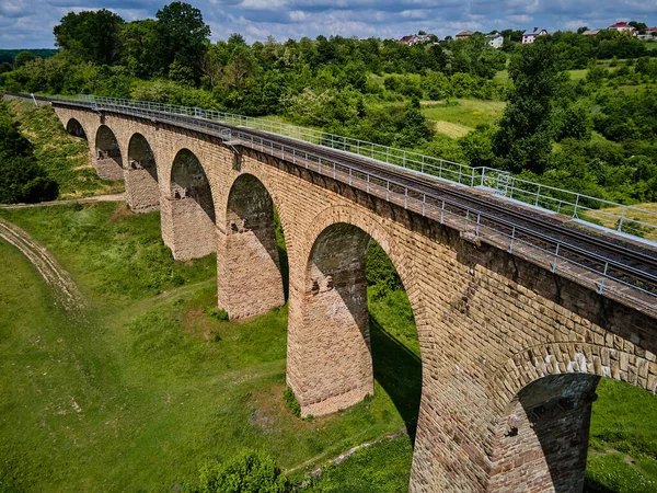 Vista Aérea Antigo Viaduto Ferroviário Ponte Ferroviária Austro Húngara Aldeia — Fotografia de Stock