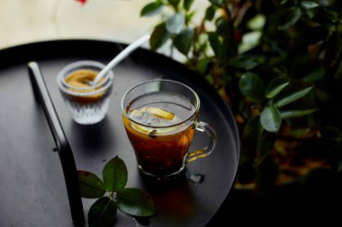 Koyu arkaplanda cam çay limonu, pencerenin yanında buhar, sıcak, rahatlatıcı..