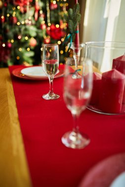 Oturma odasında Noel süsleri olan güzel bir masa, beyaz ve kırmızı renkler, Noel yemeği için servis edilen masa.