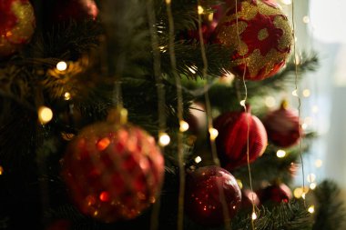 Noel ağacı süslenmiş çelenkler, oyuncaklar, parlak ışıklar, Noel kartpostalı, mutlu yıllar.