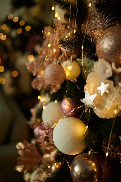 Árbol Navidad Decorado Con Una Guirnalda Juguetes Brillante Luces Casarse Imagen De Stock