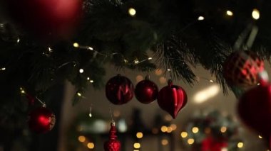 Noel ağacı süslenmiş bir çelenk ve kırmızı oyuncaklar, parlak, ışıklar