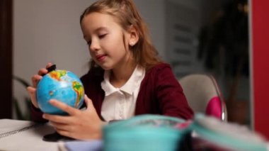 İşyerindeki mutlu kız öğrenci, sınıftaki dünyayı öğreniyor, okula dönüyor, eğitim kavramına dönüyor..