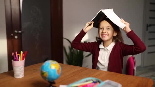 Estudante Feliz Braços Menina Inteligente Colocar Livro Cabeça Volta Escola — Vídeo de Stock