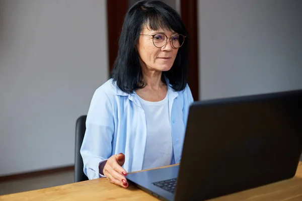 Glückliche Ältere Frau Grüßt Konferenzgesprächen Videochats Auf Laptop Online Webinar Stockfoto