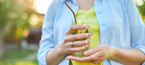 Mujer Bebiendo Limonada Cítrica Verano Con Paja Metálica Reutilizable Fiesta Imágenes De Stock Sin Royalties Gratis