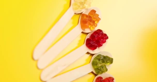 Rotation Vertical Video Composition Delicious Jelly Bears Candy Wooden Spoon — Αρχείο Βίντεο