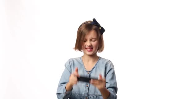 Fun Excited Kid Girl Casual Denim Dress Use Smartphone Enjoys — Αρχείο Βίντεο