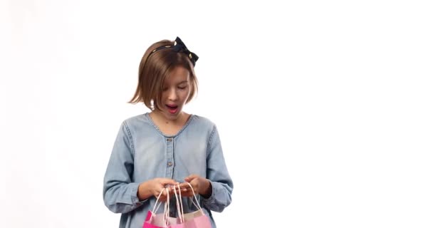 Красива Дівчинка Повсякденній Джинсовій Сукні Тримає Руці Рожеві Сумки Покупок — стокове відео