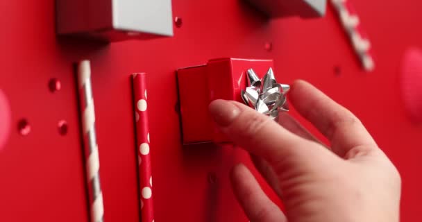 Женщина Положила Красную Серебряную Подарочную Коробку Фоне Празднования Дня Рождения — стоковое видео