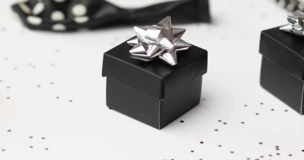 Вращение Фона Празднования Дня Рождения Фестиваля Черно Серебряной Подарочной Коробкой — стоковое видео