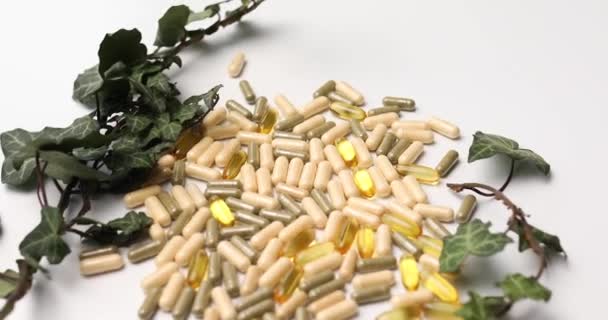 Rotace Pilulek Medicínské Tablety Zelenými Rostlinami Listy Bílém Pozadí Přírodní — Stock video