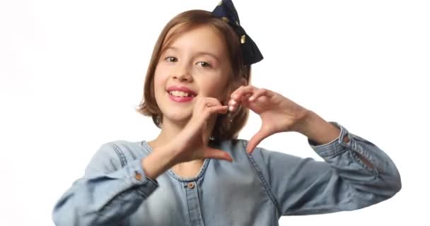 Χαμογελαστό Κοριτσάκι Κάνει Διαφορετικά Σημάδια Της Καρδιάς Χέρια Casual Denim — Αρχείο Βίντεο