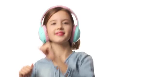 Menina Adolescente Vestido Ganga Casual Ouvir Música Fones Ouvido Fundo — Vídeo de Stock