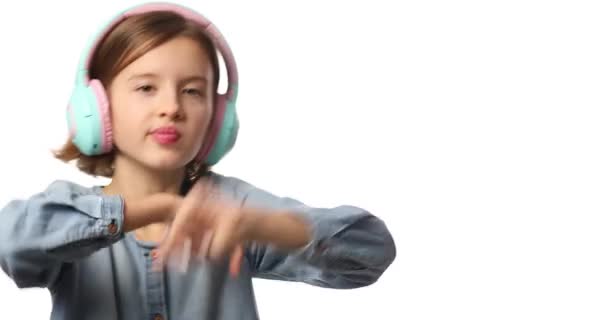Κορίτσι Έφηβος Casual Denim Φόρεμα Ακούγοντας Μουσική Ακουστικά Λευκό Φόντο — Αρχείο Βίντεο