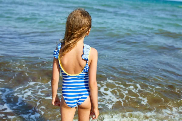 Счастливая Веселая Девочка Бежит Пляжу Семейный Отдых Море Курортное Развлечение Стоковое Изображение
