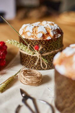 Kırsal dekorasyonlu Paskalya pastası, ahşap masadaki buğday bayramı, Paskalya tatiliniz kutlu olsun..