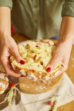 Mutlu Paskalyalar, Kadın bayram için paskalya pastası kesti. Paskalya tatiline hazırlanma konsepti.