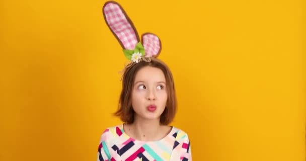 Щаслива Дівчина Підліток Одягнена Кролячі Вуха Яскраво Жовтому Фоні Студії — стокове відео