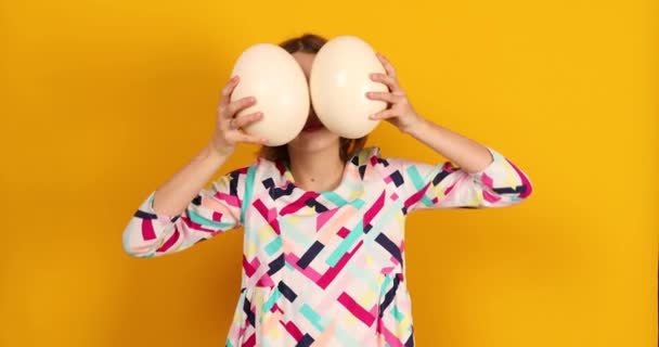 Χαρούμενη Παιχνιδιάρα Έφηβη Που Καλύπτει Πρόσωπό Της Αυγά Στρουθοκαμήλου Φωτεινό — Αρχείο Βίντεο