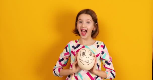 Playful Teenager Girl Covering Her Face Ostrich Egg Funny Face — Vídeo de Stock