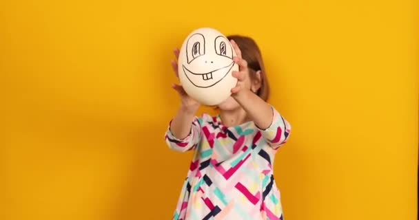 Παιχνιδιάρικο Έφηβο Κορίτσι Που Καλύπτει Πρόσωπό Της Από Αυγό Στρουθοκαμήλου — Αρχείο Βίντεο