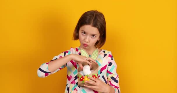 Щаслива Дівчина Підліток Намальованими Пасхальними Яйцями Кошику Кролик Яскраво Жовтому — стокове відео