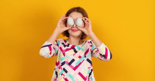 Ευτυχισμένος Παιχνιδιάρης Έφηβος Κορίτσι Κρατώντας Ζωγραφισμένα Αυγά Του Πάσχα Καλύπτει — Αρχείο Βίντεο
